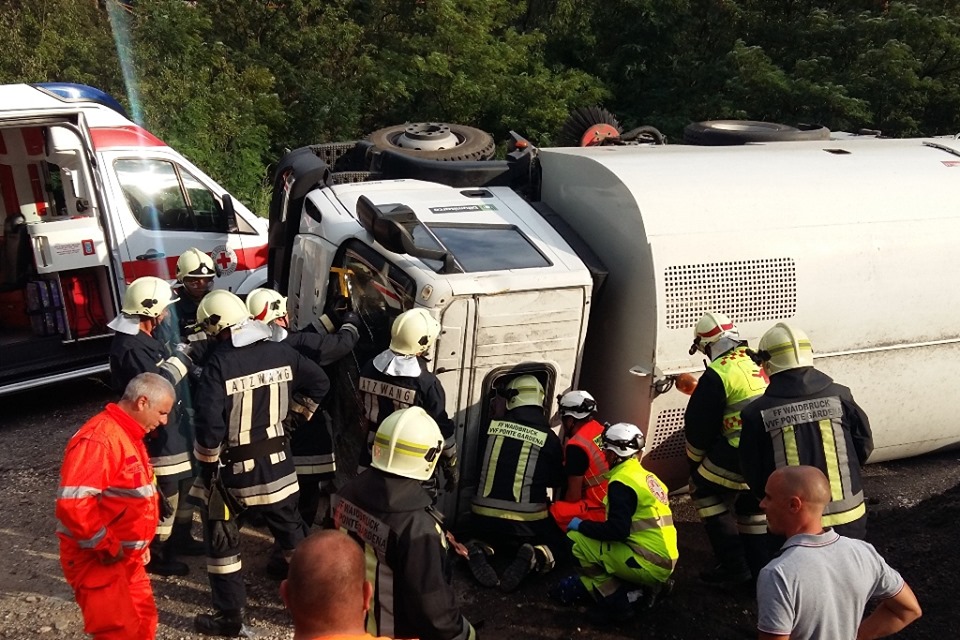 Blumau - LKW umgekippt