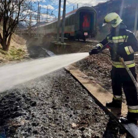 Böschungsbrand entlang der Eisenbahnlinie