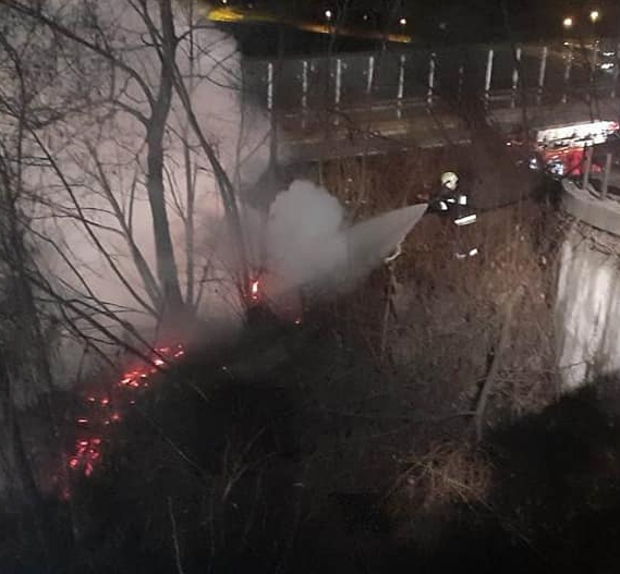 Autotransporter gerät auf A22 in Brand