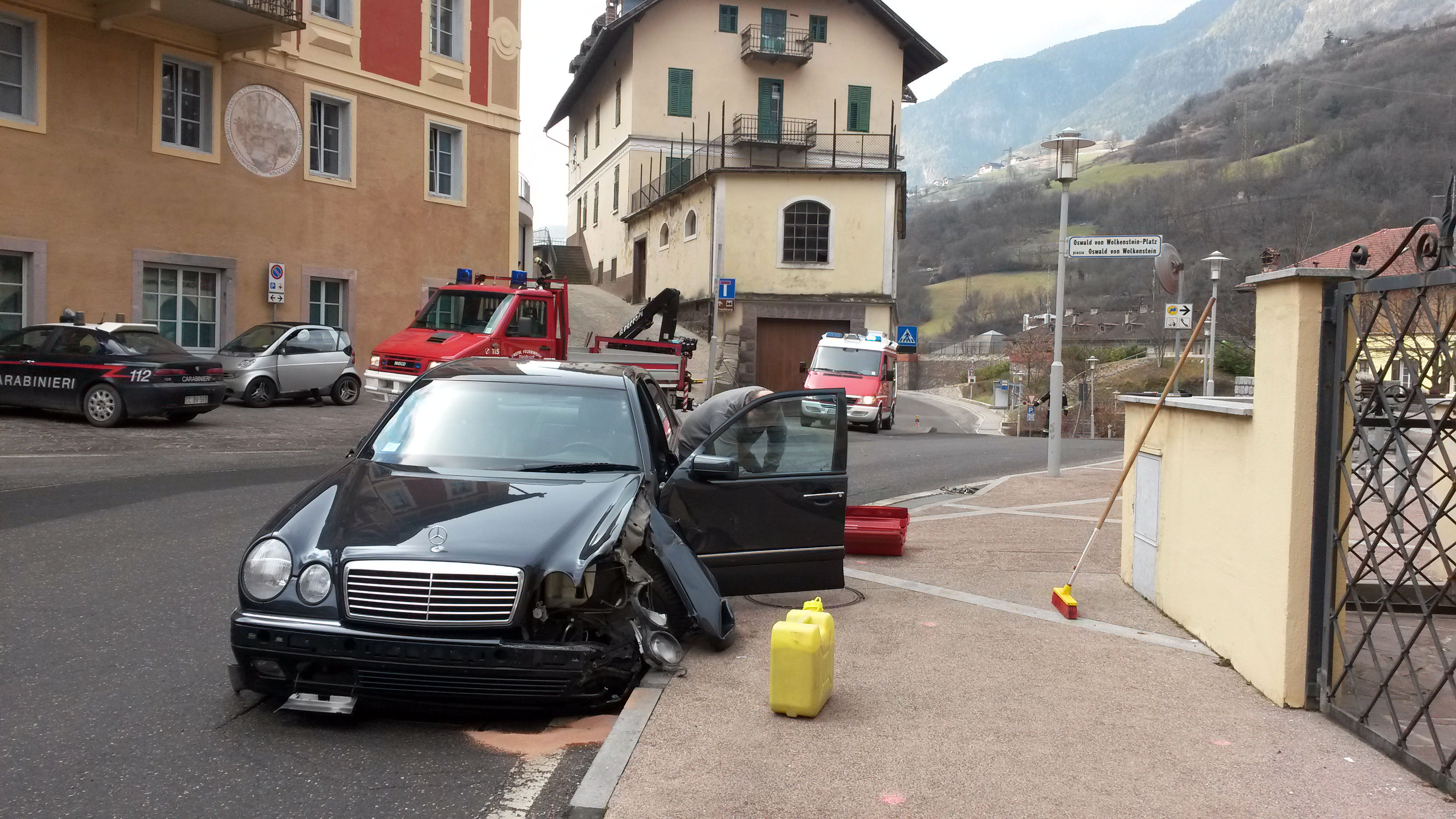 Verkehrsunfall im Dorfzentrum von Waidbruck