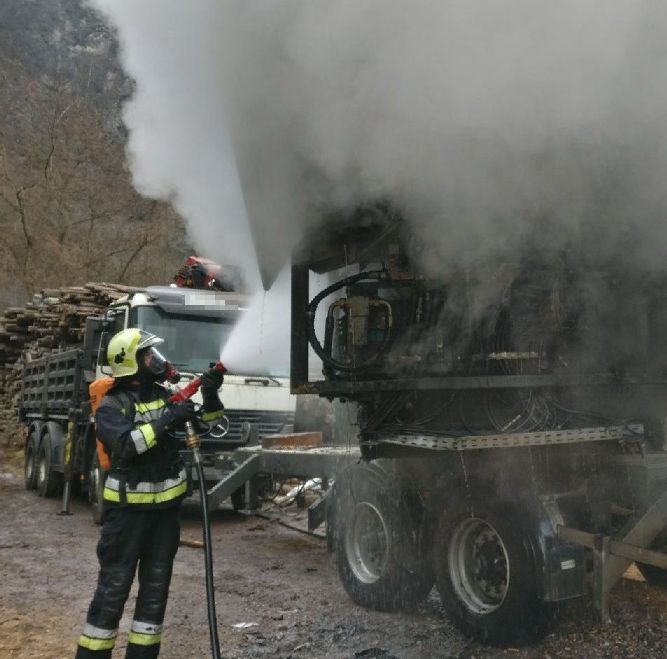 Häckselmaschine gerät in Brand