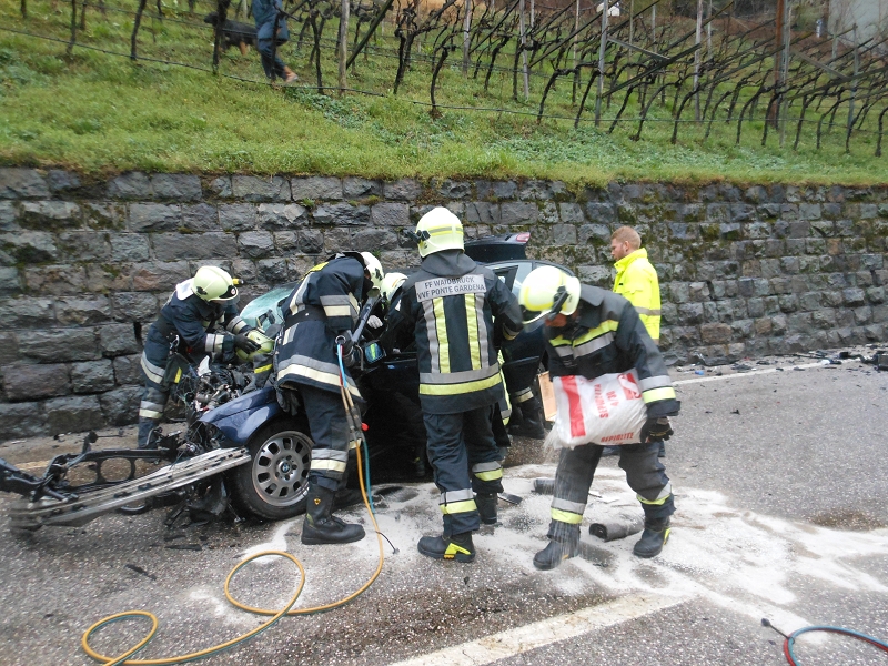 Verkehrsunfall mit eingeklemmter Person