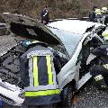 PKW wird von Linienbus aufgeschlitzt