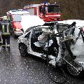 PKW wird von Linienbus aufgeschlitzt